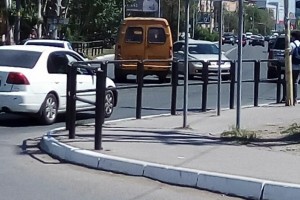 В Астрахани из маршрутного такси выпала женщина