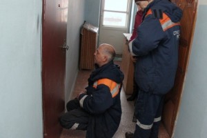 Астраханские спасатели вызволили из запертых квартир пенсионеров и детей