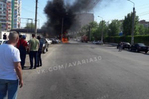 В Астрахани возле детского парка сгорела иномарка