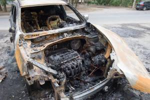 Десятки автомобилей астраханцев пострадали от огня