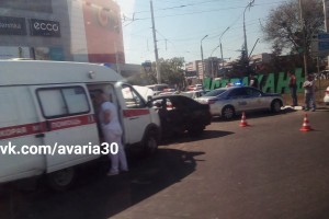 В Астрахани машина скорой помощи спровоцировала аварию с пострадавшими