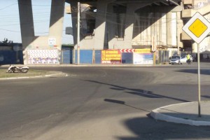 В Астрахани, предположительно, пьяный водитель мотоцикла с пассажиром вылетели с дороги