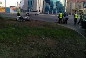 В Астрахани мотоцикл врезался в опору моста: пострадали двое