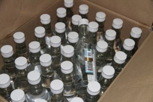 Из Астраханской области в Казахстан пытались вывезти 100 бутылок водки и сычужный сыр