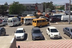 В Астрахани нашли водителей маршруток, которые объезжали пробку по тротуару на ул Победы