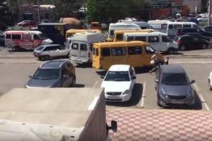 В Астрахани наказали маршрутчиков, объезжающих пробку по тротуару