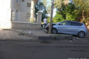 В Астрахани на ул Бэра иномарка врезалась в столб