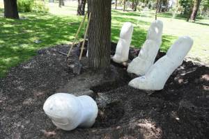 Выкопали пальцы: в Братском саду Астрахани демонтировали спорную скульптуру