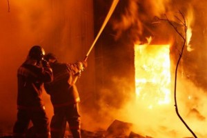 За сутки в Астраханской области сгорели дом, баня, автомобиль и заброшенное здание