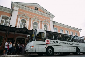 Астраханскому драматическому театру подарили гастрольный автобус