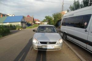 В Астрахани 2-летняя малышка попала под колеса легковушки