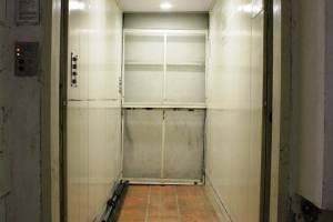 В астраханских домах нашли 916 устаревших лифтов