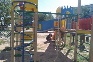 В Астраханской области многодетная мать потребовала убрать детскую площадку, и её убрали