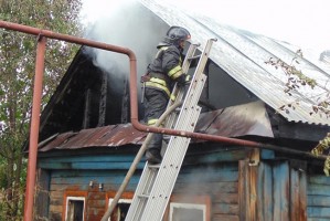 В Астраханской области произошли пожары в двух жилых домах, спасены четыре человека