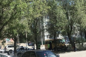 В Астрахани бизнесмен, чья маршрутка снесла леерное ограждение, пообещал за свои деньги всё починить