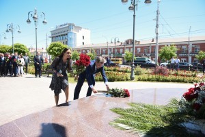 Александр Жилкин и Лейла Алиева возложили цветы к памятнику национальному лидеру Азербайджана Гейдару Алиеву