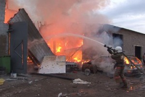 В Астраханской области из-за детской шалости загорелись гараж, машина и хозпостройка