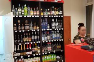 Астраханский магазин маскировался под бар для незаконной продажи алкоголя