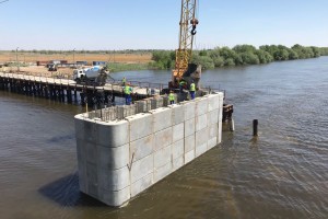 В Астраханской области через реку Ахтубу возвели первое пролётное строение нового моста