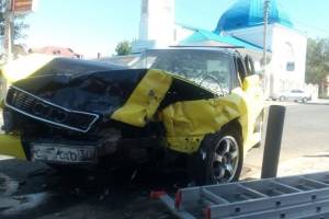 Появилось видео, как желтая «Ауди» сносит с дороги «Форд» в Астрахани