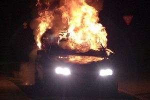 За ночь в Астрахани сгорели сразу две машины