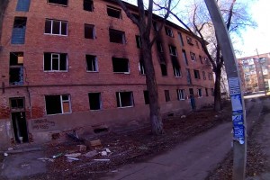 В Астрахани неизвестные подожгли лоджию и три заброшенных здания