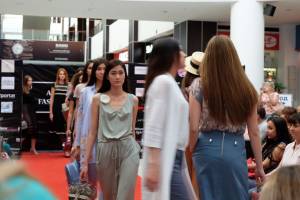 Астраханцам устроили модный показ в торговом центре