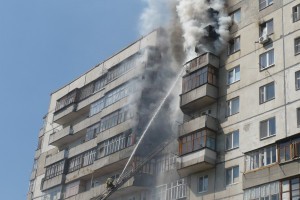 В Астрахани из-за халатности при курении в многоэтажном доме сгорели балконы