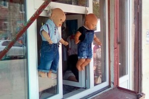 На популярном астраханском рынке «повесились» игрушечные младенцы