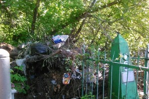 Астраханцы жалуются на горы мусора на городских кладбищах