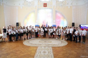Сорок семь юных астраханцев получили паспорта из рук Александра Жилкина