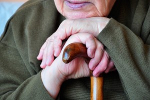 Два астраханца вломились в дом 70-летней пенсионерки и ограбили её