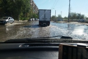 В Астрахани на пересечении Звёздной и Воробьёва потоп