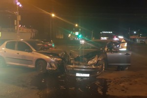 Ночью в Астрахани произошло лобовое ДТП