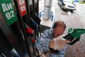 Росстат: в Астрахани снизились цены на бензин