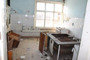 Ахтубинская прокуратура потребовала снести заброшенное общежитие
