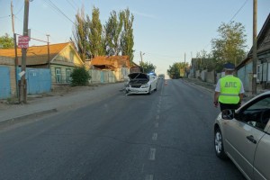 В Астрахани на ул Латвийской столкнулись две иномарки, есть пострадавшие