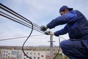 В Астрахани рабочие, ремонтирующие многоэтажки, повреждают линии связи