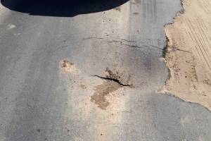 В центре Астрахани на отремонтированной дороге иномарка провалилась в яму