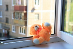 В Астрахани выпавшая сегодня из окна 4-летняя девочка находится в коме