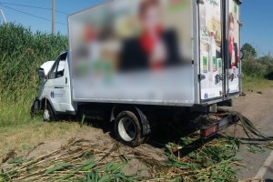 Из-за жары у грузовой «газели» взорвалось колесо и она вылетела с дороги Камызяк – Астрахань