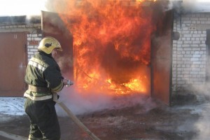 В Астрахани из-за «игр» с огнём сгорели гараж