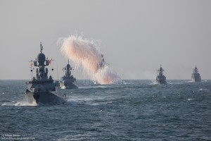 Экипажи кораблей Каспийской флотилии отразили атаку «вражеской» авиации в Астрахани