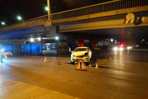 В Астрахани под Новым мостом столкнулись легковушки: есть пострадавший