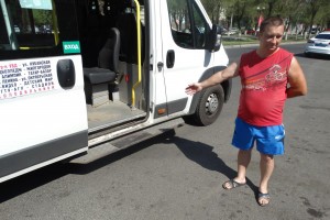 В Астрахани из маршрутки на ходу выпала и разбилась старушка
