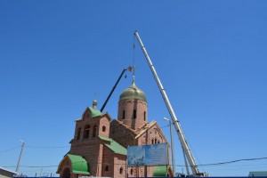 В Астраханской области установили купол и крест на новом храме Донской иконы Божией Матери