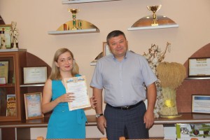 В Астрахани молодожёнам вручили сертификаты на строительство жилья