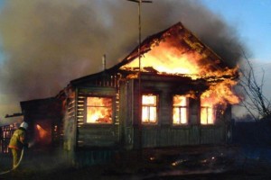 В Астраханской области ночью сгорел дом
