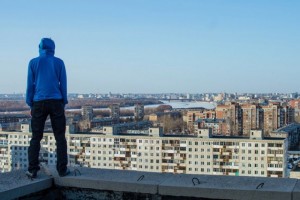 В Астрахани спасатели отговорили мужчину прыгать с 12-го этажа