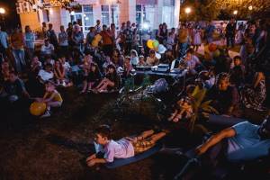 Астраханцам бесплатно покажут кино на площади Ленина